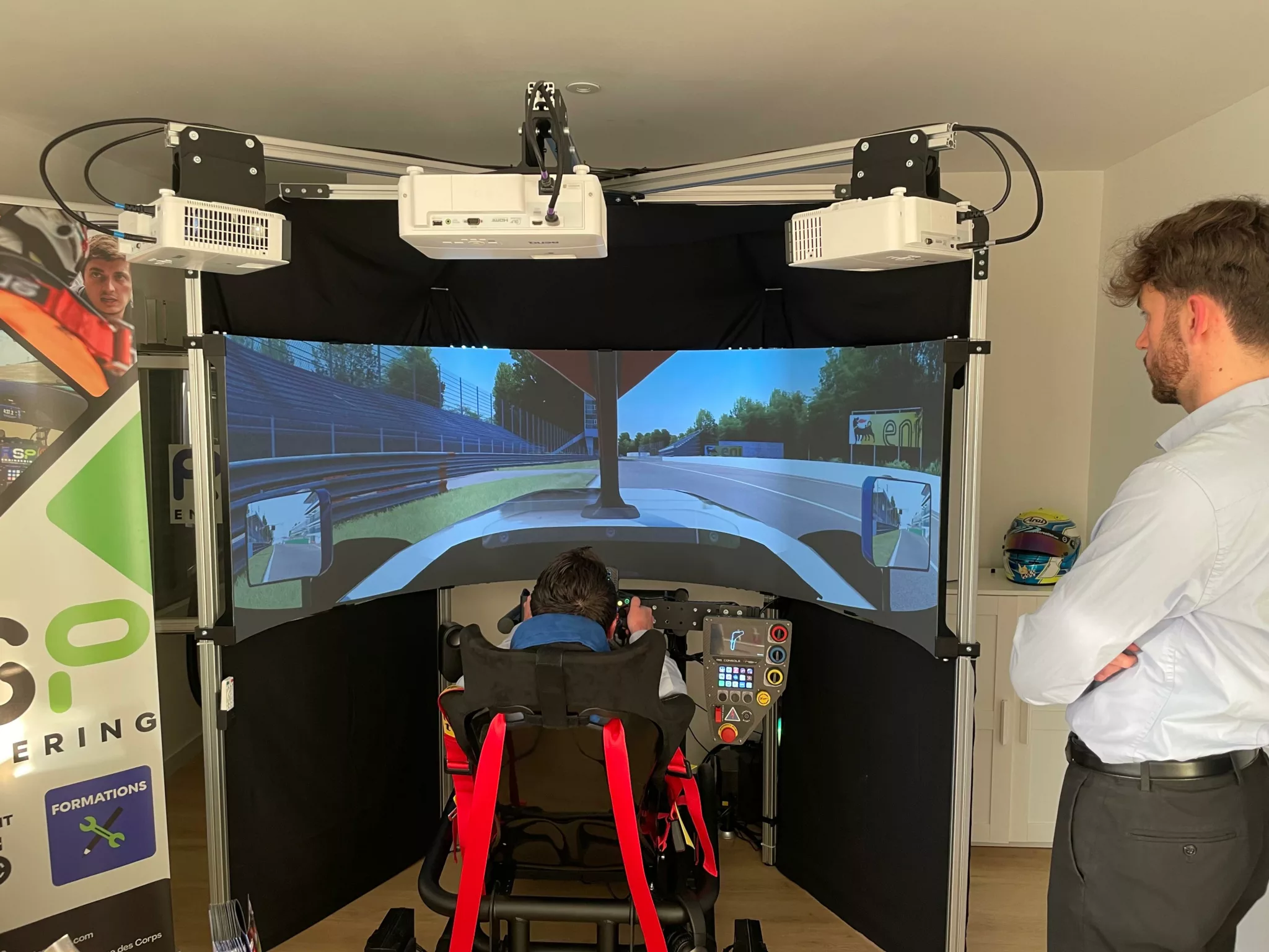 Pilote durant une session de simulateur automobile chez RSP Engineering