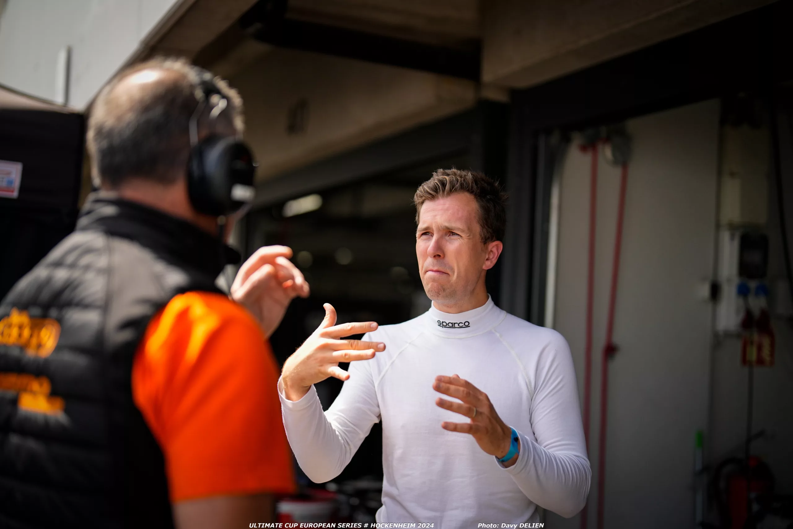 Ingénieur automobile donnant des conseils au pilote