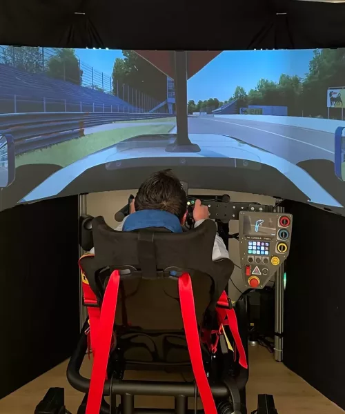 Pilote durant une session de simulateur automobile chez RSP Engineering